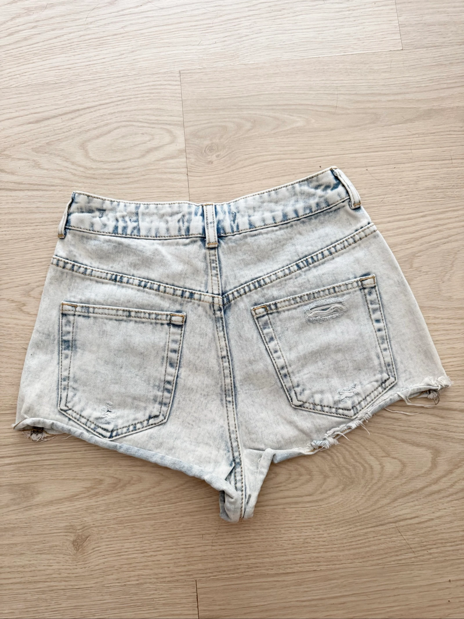 Shorts em jeans azul claro rasgado Bershka tamanho 34 PP – photo 3